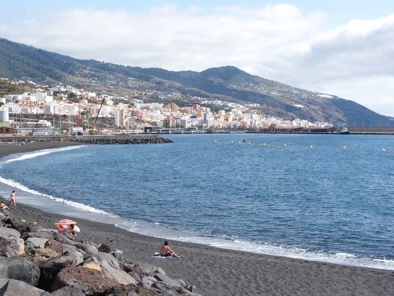 Santa Cruz de La Palma, die Stadt von der Playa Bajamar aus gesehen