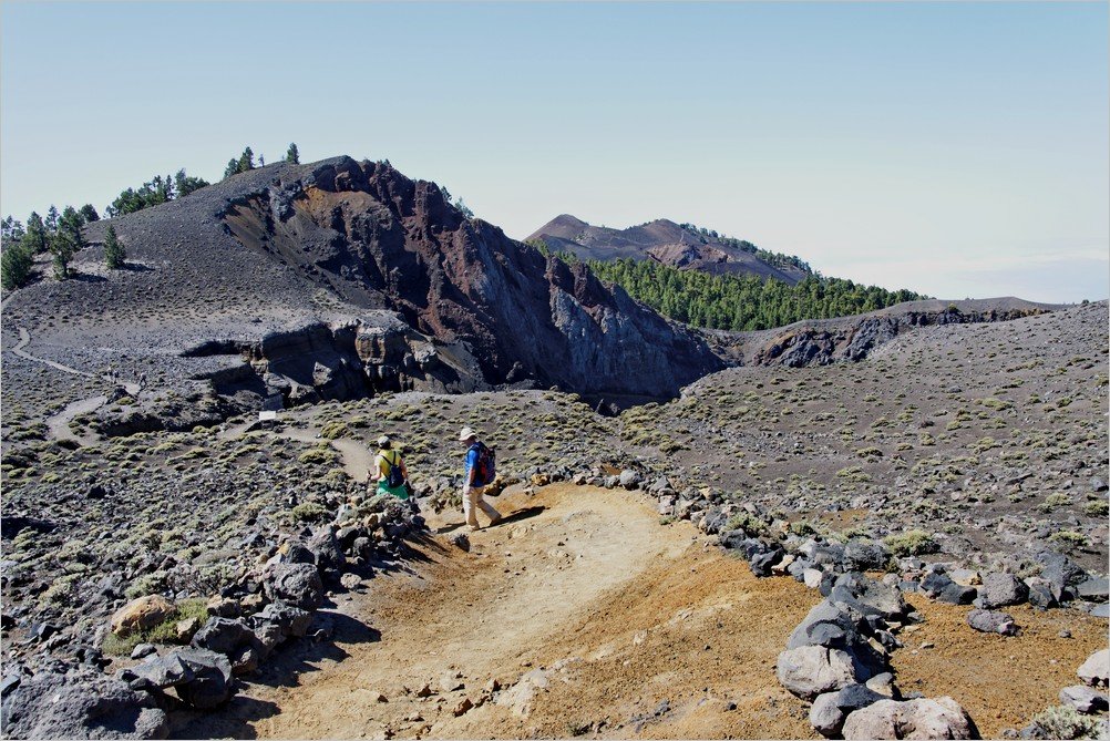 Vulkanroute-La-Palma-Ausblick-vom-Hoyo-Negra-Crater-zur-Deseada-im-Hintergrund