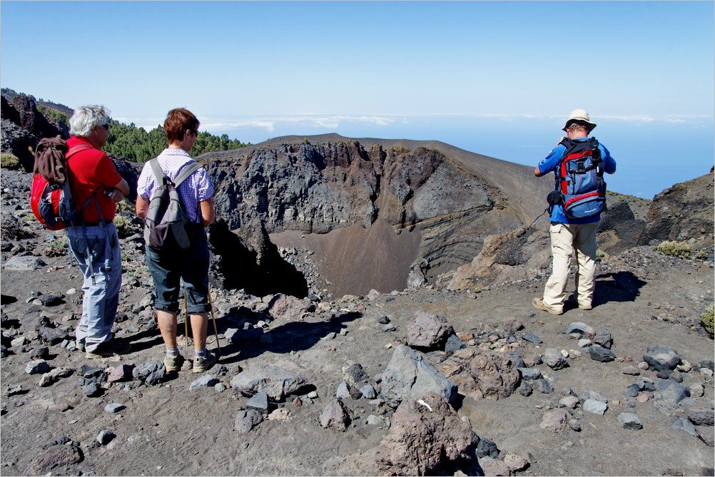 Vulkanroute-La-Palma-am-Hoyo-Negro-Crater