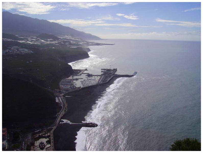 La Palma Wandern, Streckenwanderung El Time nach Argual, Ausblick vom Wanderweg GR 131 auf Puerto de Tazacorte den Hafen