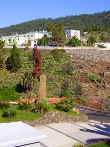 Rathausvorplatz Tijarafe Skulptur Hirtenspringer, La Palma, Wandern,