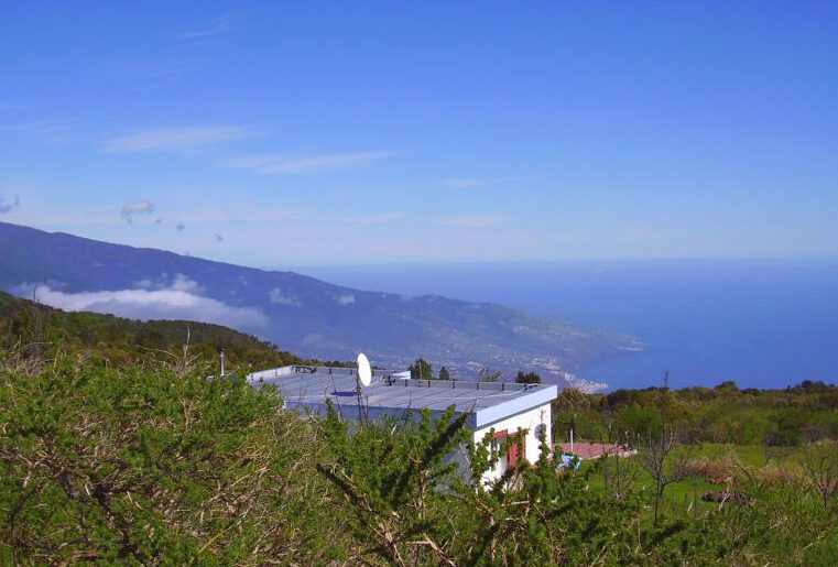 La Palma Wanderwege-Der Wanderweg PR LP 16 1 La-Palma-Wandern-Hochebene-mit-Blick-zur-Hauptstadt.