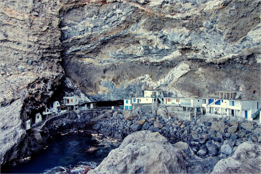Zur Schmugglerbucht in Tijarafe-der Wanderweg PR LP 12.2, Sicht auf die in den Felsüberhang gebauten Häuser