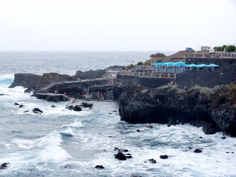 Erlebnisreiche Abkühlung in den Piscinas de Fajana, das Meer ist im Norden der Insel La Palma oft rauh