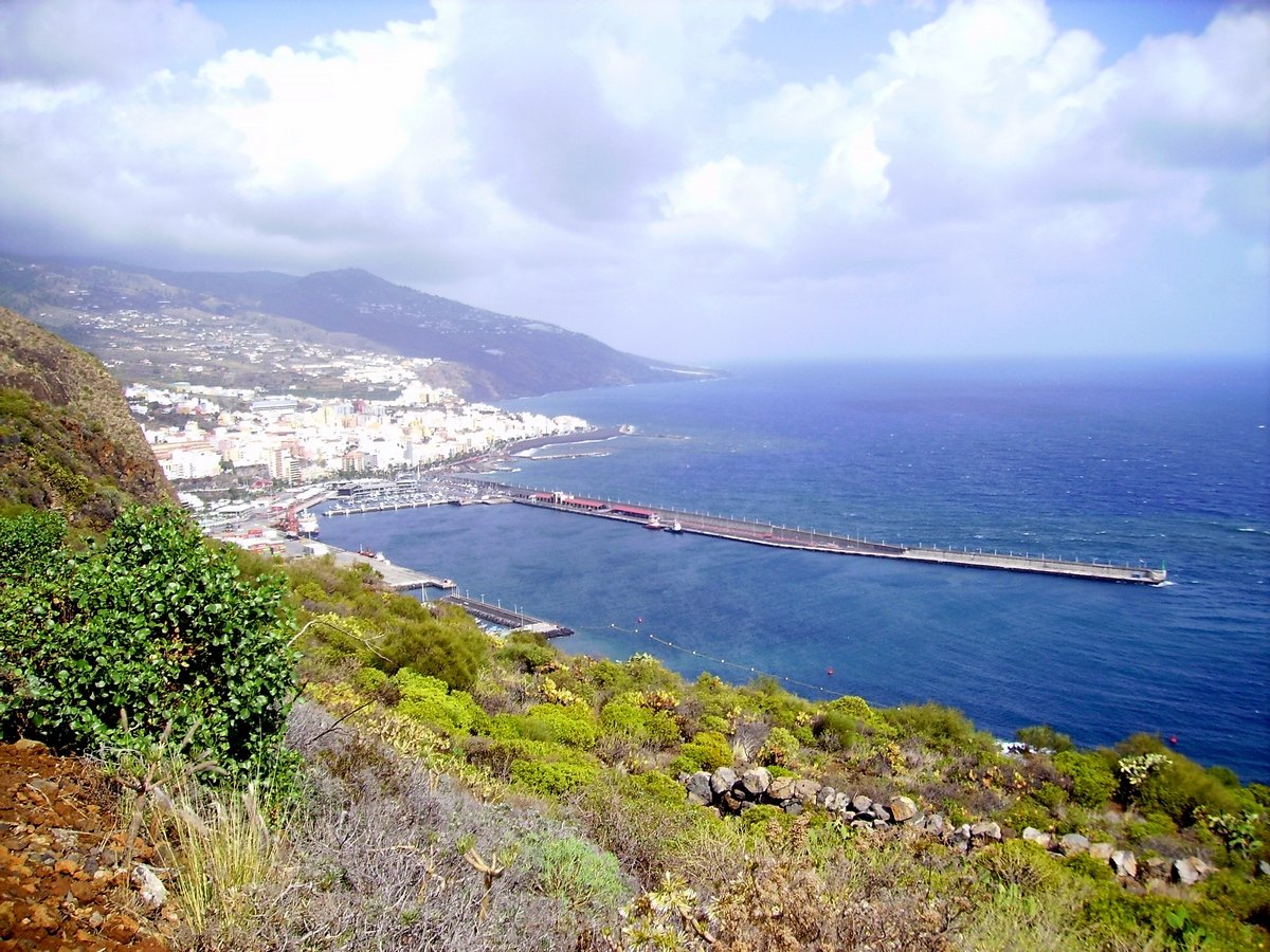 Ausblick-auf-den-Hafen-von-Santa-Cruz-de-La-Palma