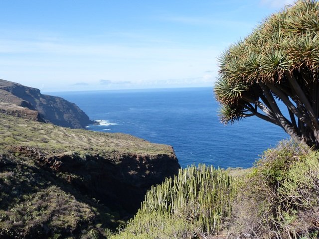 Wandern zur Punta Mudo: bizarre Landschaften, wilde Küste