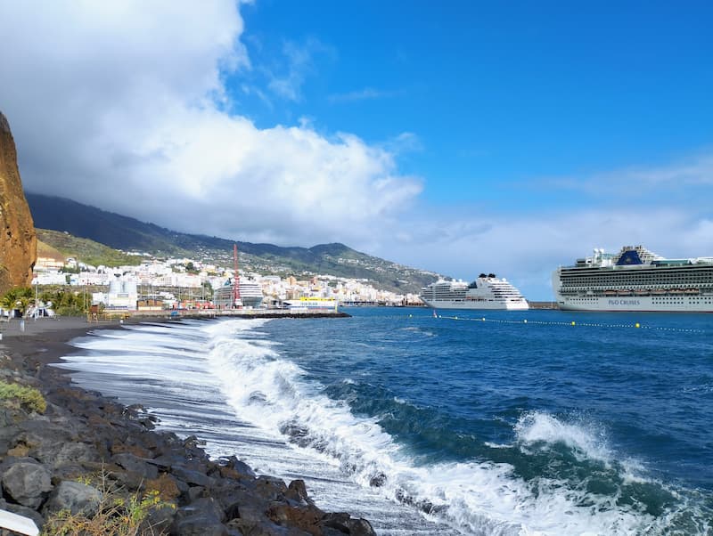 Santa Cruz de La Palma - Kultur und Lebensfreude, von der Playa Bachamar gesehen