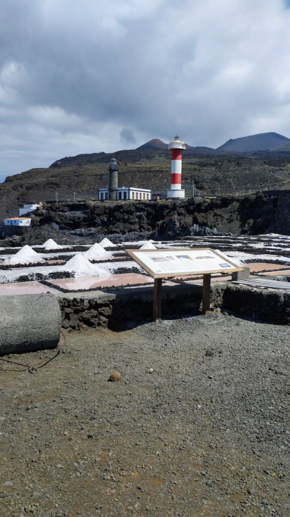Salz aus dem Meer:  Besuch in den Salinen von Fuencaliente, Sicht von der Saline zu den Leuchttürmen